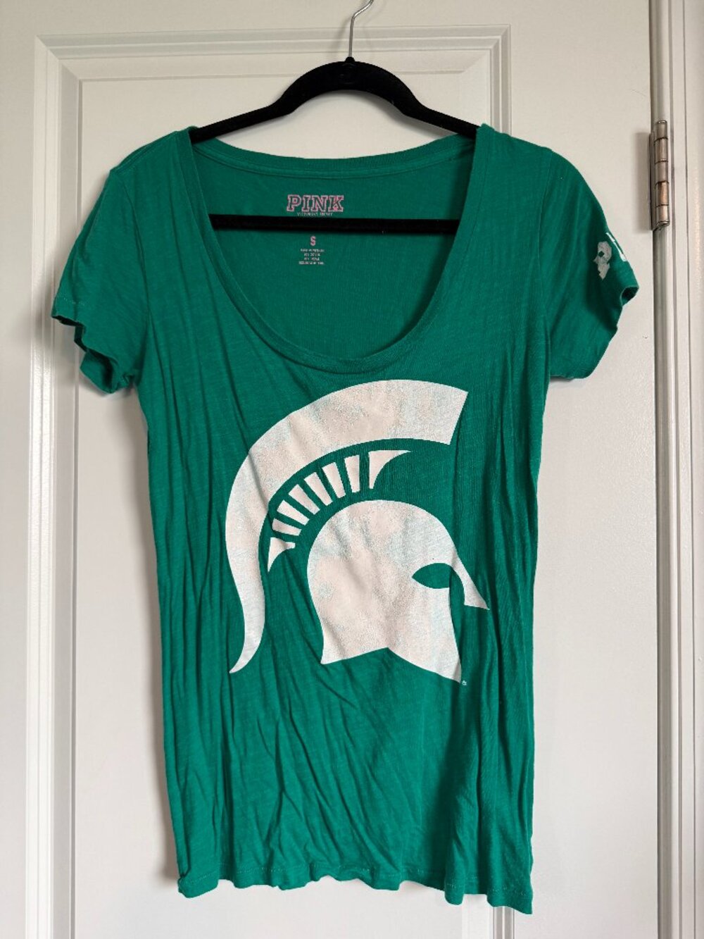 VS PINK Michigan State Spartans T-Shirt Small Green MSU Helmet Graphic Scoop